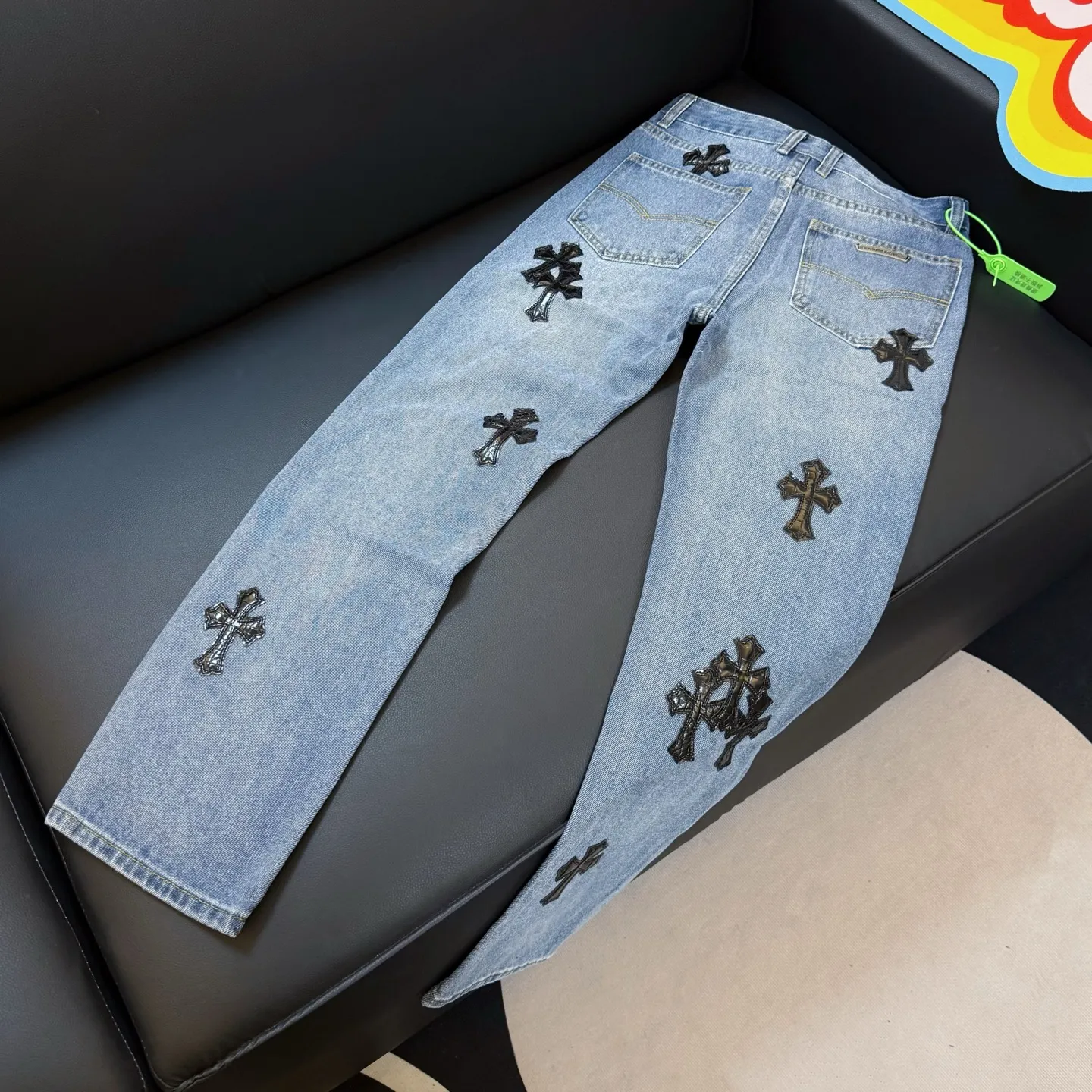 P260 style number: D349 Chromehearts1of1 Crow Mattyboy graffiti jeans, ceiling-level jeans, a pair is hard to find at the counter‼ ️About Zangyin✅This is an extremely luxurious fashion brand that can also be called the aristocracy of the high street. It has always been an exclusive brand for some hipsters or rich second generations. The color of this model is already very eye-catching by using a unique washed material. It is decorated with pink patch cross flowers, which cleverly highlights the charm of the brand. Secondly, this model adopts a classic high-waist cut design, which highlights the long legs and fashionable temperament of the upper body. The brand is highly recognizable and the slim-fitting configuration is more suitable for daily wear. The personality will be fashionable and the specifications can be seen at a glance. Materials and technology ✅ Needless to say, this point goes without saying. As an excellent craftsman brand, Zangyin's requirements for details and craftsmanship are really perfect. The washed color of this model has gone through a lot of processes, not to mention the embellishment of the denim appliqués. It is also purely handmade and sewn. Just like what they believe in, only handmade things have soul and have the meaning of wearing. A top-notch heavy-duty fashionable denim item, recommended by both hands‼ ️ Size: 28, 30, 32, 34, 36 (S-XXL) Color: black Size reference: Pants length 100 102 104 106 106 Waist 72 76 80 84 88 Recommended weight S (about 130 pounds) M (about 120 pounds) L (about 140 pounds) XL (about 165) XXL (about 185)